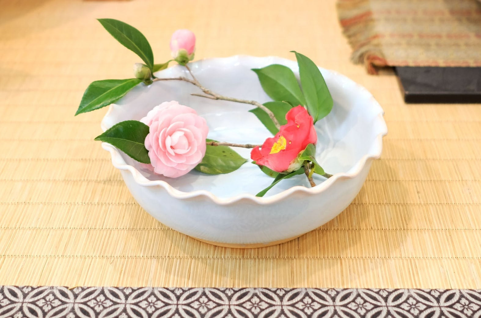 萩淡青釉輪花鉢