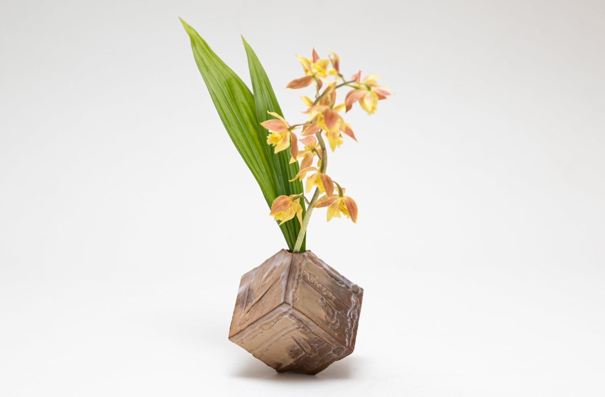伝統的なデザインの花瓶 06_08e63df4-4686-428b-ac39-