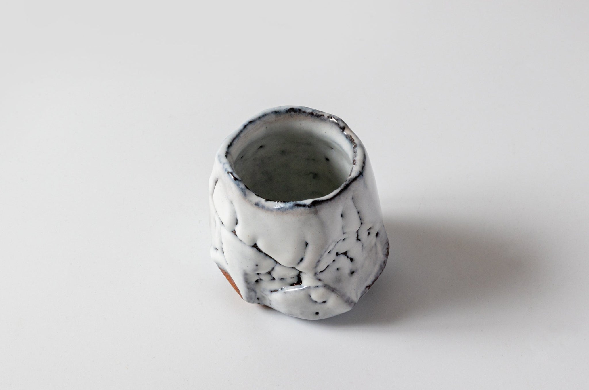 白釉刳貫ぐい吞み | artrip山口